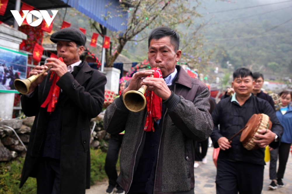 Playing the pipe is also to attract villagers to join the delegation of the bridegroom.