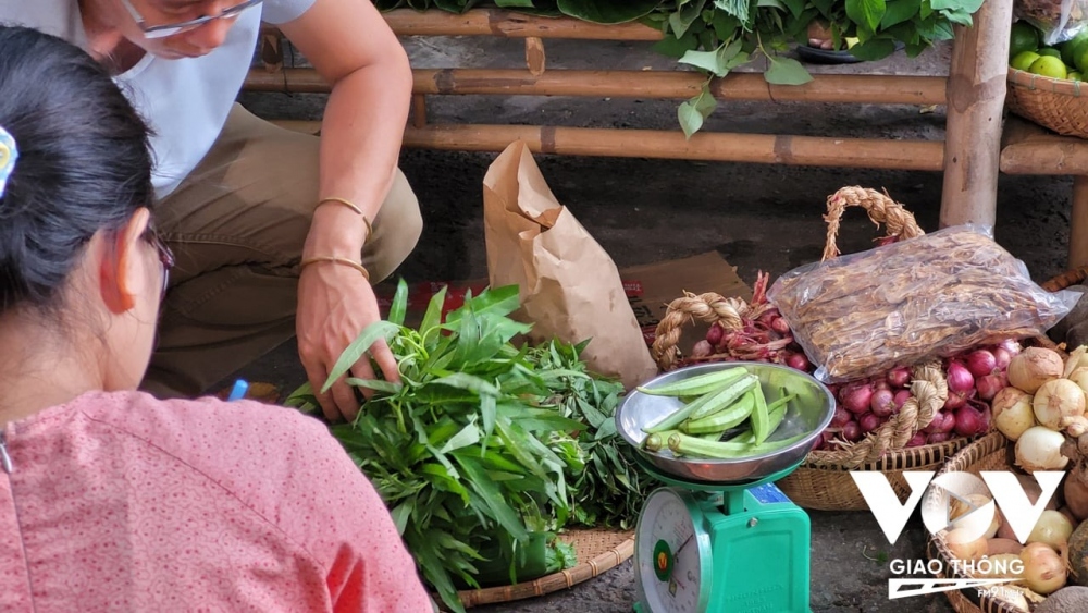 Chợ quê cũng bình dị khi người đi chợ mang giỏ như ở các miền quê hay những túi đựng thân thiện với môi trường