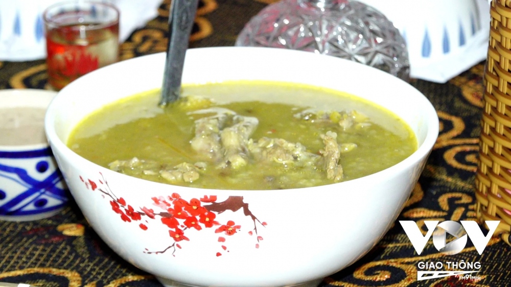 Cháo Cối là món “có một không hai” ở Nhà Bè. Vịt xiêm thui vàng, chặt nhỏ, ướp gia vị cho thấm. Củ sả xắt nhỏ cùng sả khúc được xào lên cùng bột nghệ rắc thêm vào rồi cho vịt xiêm xào săn lại. Sau đó, cho vịt vào nồi cháo đỗ xanh đang sôi. Miếng thịt lúc ăn phải chấm đẫm trong mắm thắm mới đậm vị ngọt của cốt dừa và dậy mùi thơm.