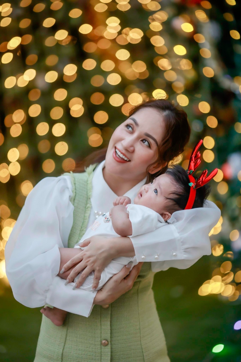 Suốt buổi chụp, Khánh Thi bận rộn chăm sóc nàng công chúa Lisa mới 3 tháng tuổi, lúc cho ăn, lúc lại thay tã và ru ngủ; còn Phan Hiển chịu trách nhiệm trông nom cho hai con lớn diễn trước ống kính.
