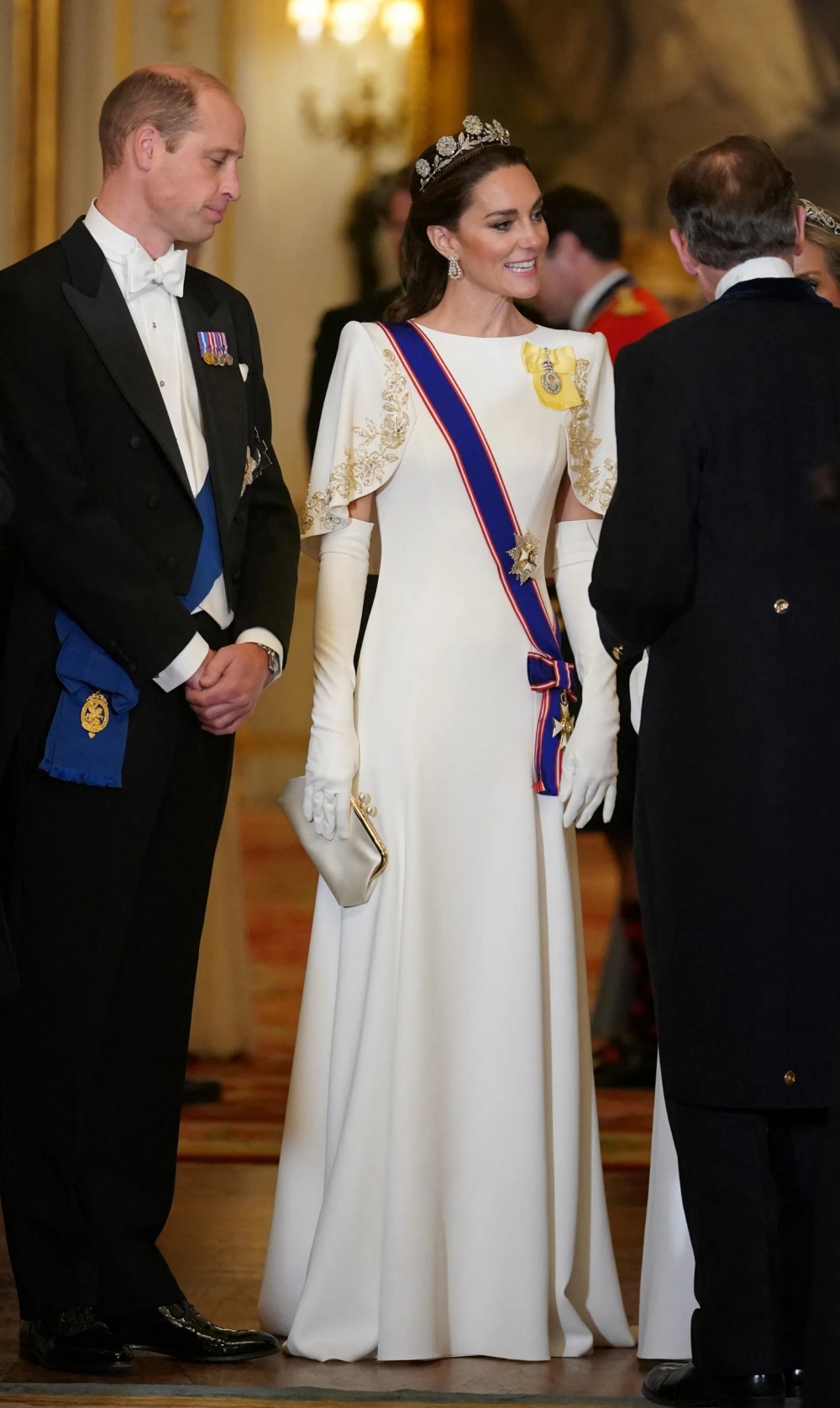 Trong bữa tiệc chiêu đãi cấp nhà nước gần đây tại Cung điện Buckingham, chào đón Tổng thống Hàn Quốc Yoon Suk Yeol và Đệ nhất phu nhân Kim Keon Hee, Vương phi Kate đã đội chiếc vương miện Strathmore Rose. Chiếc vương miện này đã chưa từng được nhìn thấy trong một thế kỷ. Sự lựa chọn và phong cách này của Kate phản ánh sự quan tâm và tự tin của Kate khi diện trang sức Hoàng gia.