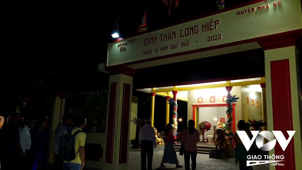Du khách thắp hương tại Đình thần Long Hiệp và tham quan Thánh thất Cao Đài xã Hiệp Phước.