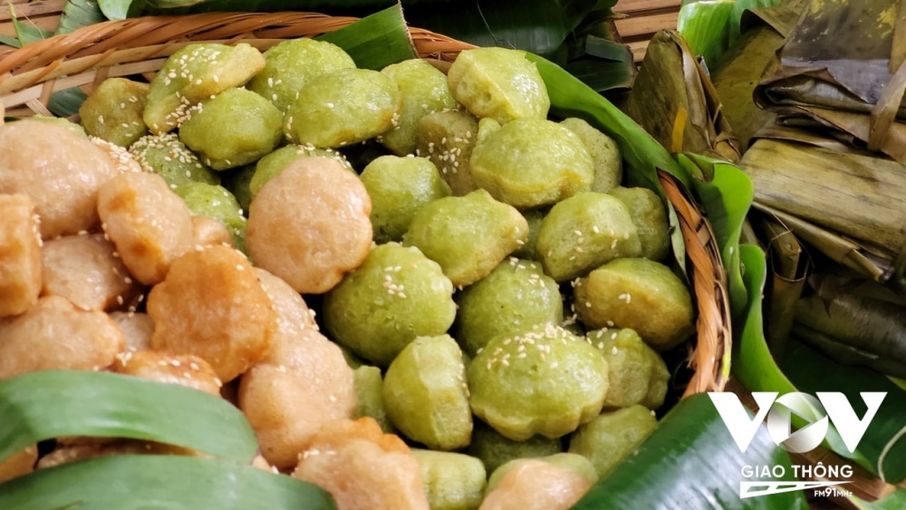 “Các con bây giờ cũng ít trải nghiệm trong các vườn nhà. Đây cũng là dịp dạy con biết được cây trái theo mùa. Kể cả màu sắc, món ăn.... Nên mỗi buổi chợ sẽ chọn cách trực quan sinh động để các con hình dung ra thời của bà, của mẹ..”, chị Thuý nói
