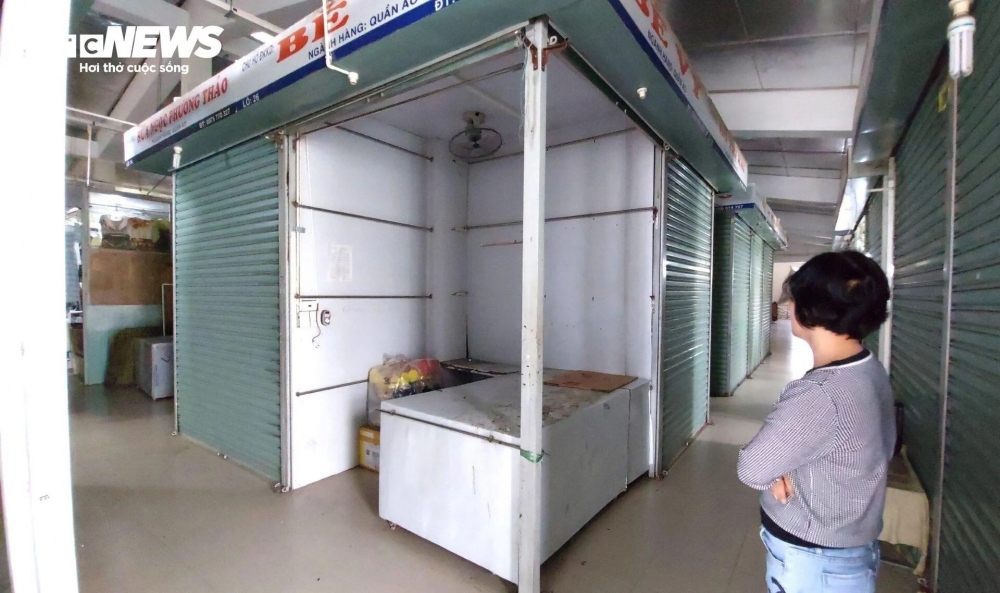Nhiều quầy hàng bỏ không cả năm nay, trong khi những tiểu thương cố gắng bám chợ với nỗi lo nợ nần, ngồi nhìn vốn chôn theo hàng hóa.