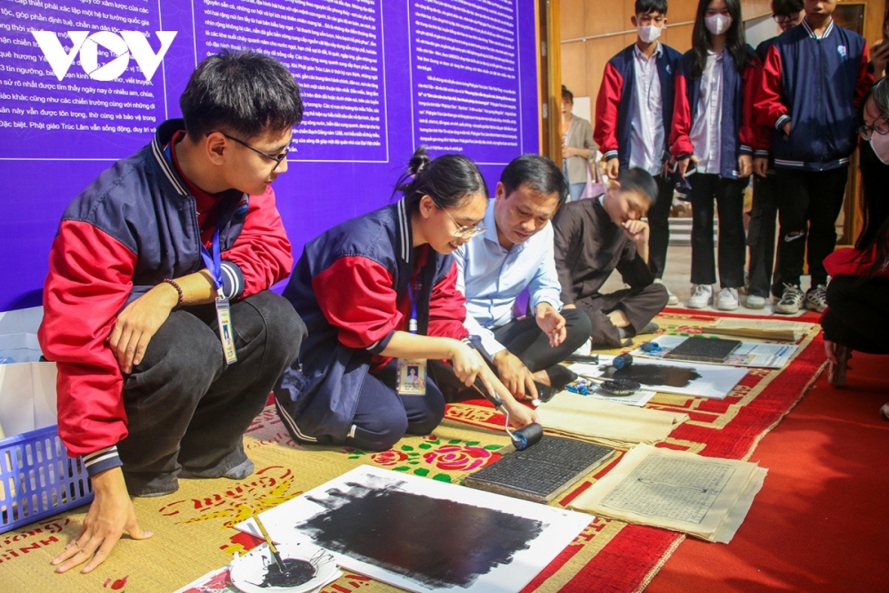 Visiting the exhibition, many students enjoyed practicing printing woodblocks on Do (Poonah) paper. These are scriptures compiled by the three Patriarchs of Truc Lam and subsequent sects.