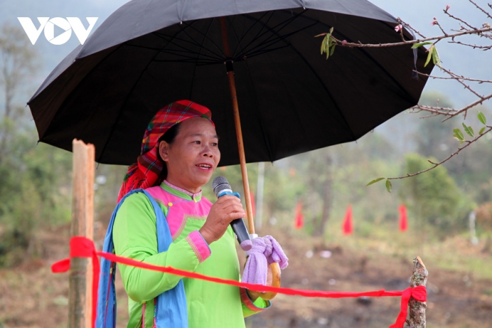 The gate of the bride’s house is tied horizontally with a red string, and one of the matchmakers performs the ritual, asking for the permission from the bride’s relatives to open the gate.