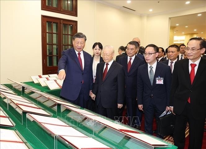 During the visit, ministries, agencies and localities of both Vietnam and China sign 36 cooperation documents in various areas. In the photo, the top two Party leaders of Vietnam and China review the signed documents in Hanoi.