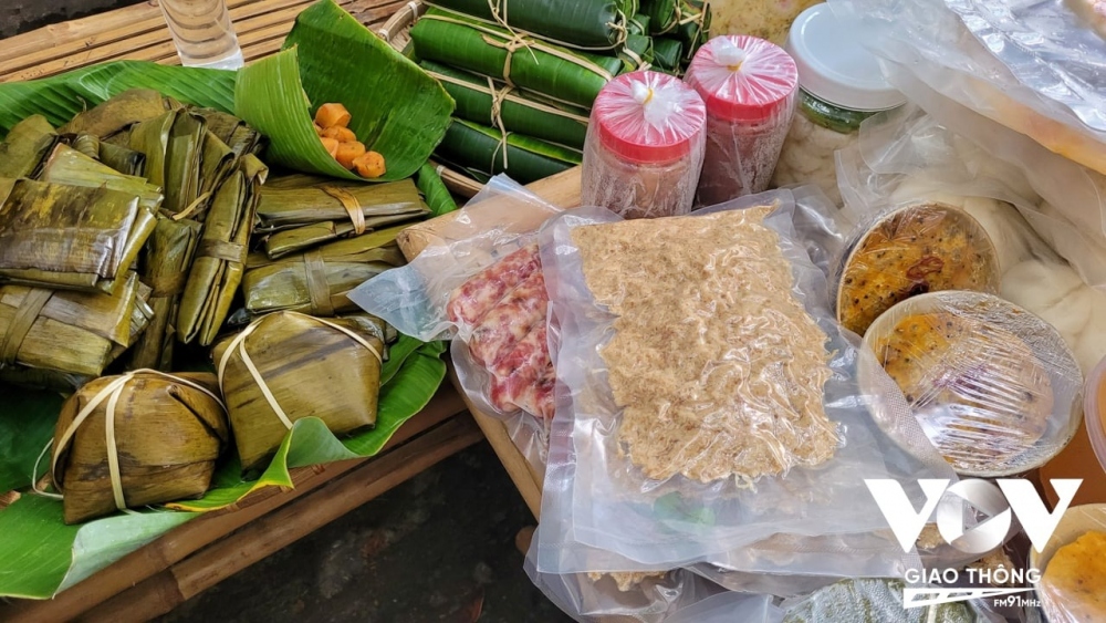 Bà Nguyễn Thị Xuân Hoà, quê ở Nha Trang đến với chợ quê để tìm về ký ức tuổi thơ. Đó là “mùi quê” đã theo bà qua bao năm tháng.“Mỗi lần ra ngoại thành, mình cảm nhận mùi đốt rơm rạ, mùi lúa chín... chỉ có riêng mình cảm nhận được. Chợ quê rất hay. Đồ ăn thức uống được gói ghém bằng lá chuối, rồi những món dân giã, bún bò cũng đậm chất miền Trung”.