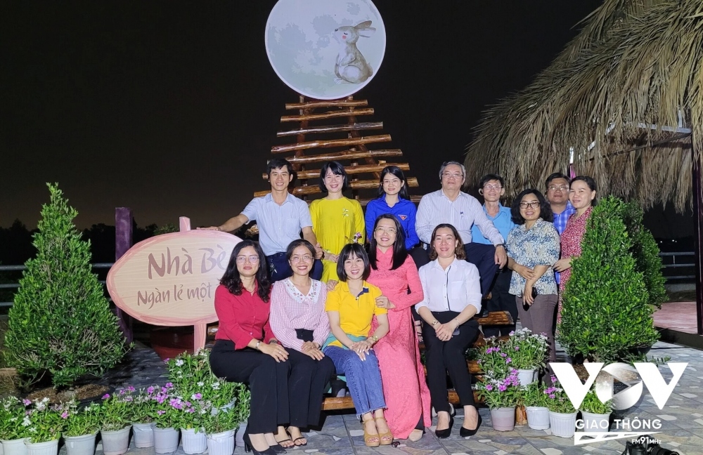 Hai địa điểm check-in trong tour là của hai người dân trong ấp hiến đất. Họ tự trồng hoa, phối cảnh để du khách có những bức hình kỷ niệm khi đến với Hiệp Phước, Nhà Bè. Người dân địa phương cũng tặng du khách những bài vọng cổ giữa không gian mênh mang sông nước nên thơ.
