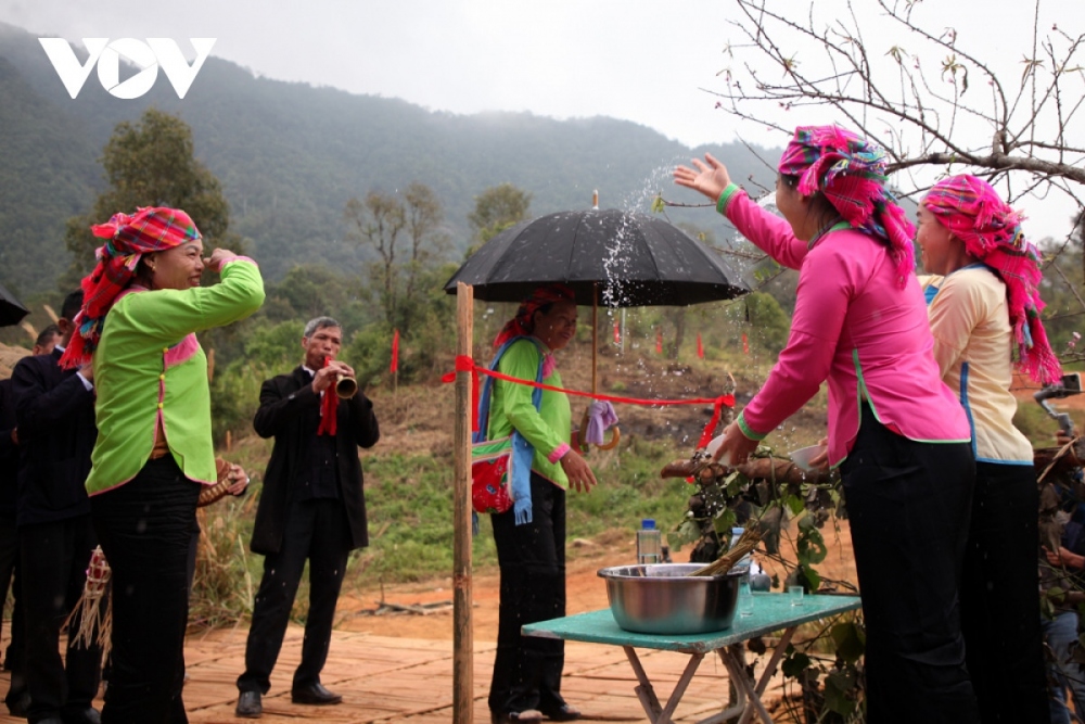 Then representatives of the bride’s family splash water over the bridegroom’s family members, a customary ritual they believe to wash away dust and bad luck.