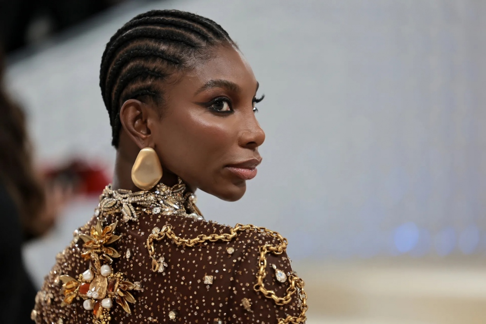 Michaela Coel muốn món trang sức diện tại Met Gala của cô sẽ làm nâng cao nhận thức về cách sử dụng trang sức có đạo đức, mang lại lợi ích cho cộng đồng châu Phi. Những chiếc đinh tán bằng vàng sáng bóng mà Coel đeo với chiếc váy Schiaparelli có thể có nguồn gốc từ mỏ Endeavour Ity ở Côte d'Ivoire và là sản phẩm đặt riêng của Emefa Cole, một nghệ sĩ kim hoàn độc lập và là người ủng hộ nhiệt tình cho việc tìm nguồn cung ứng kim loại có đạo đức.