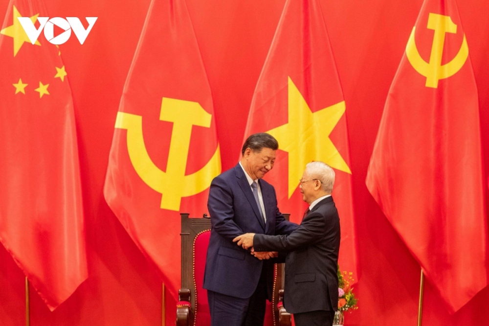 At the end of the visit, the two sides issue a Joint Statement, agreeing to promote Vietnam-China relations into a new phase with higher political trust, more substantive defense and security cooperation, and more practical cooperation in other fields. Notably, they agree to better control and resolve disagreements, and join hands to spur the development of global socialism, for the sake of peace and progress of humanity.