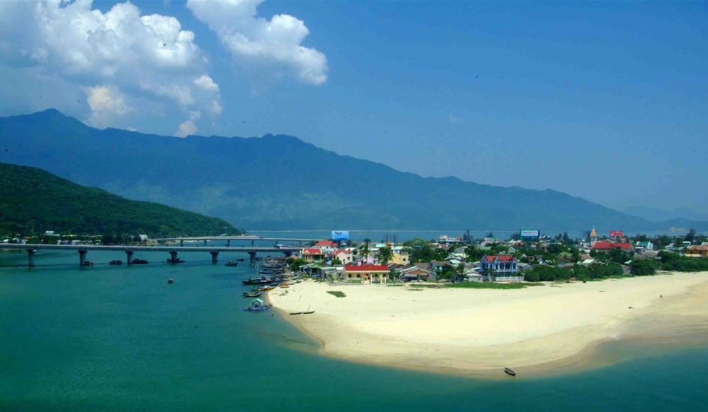Lang Co Beach 