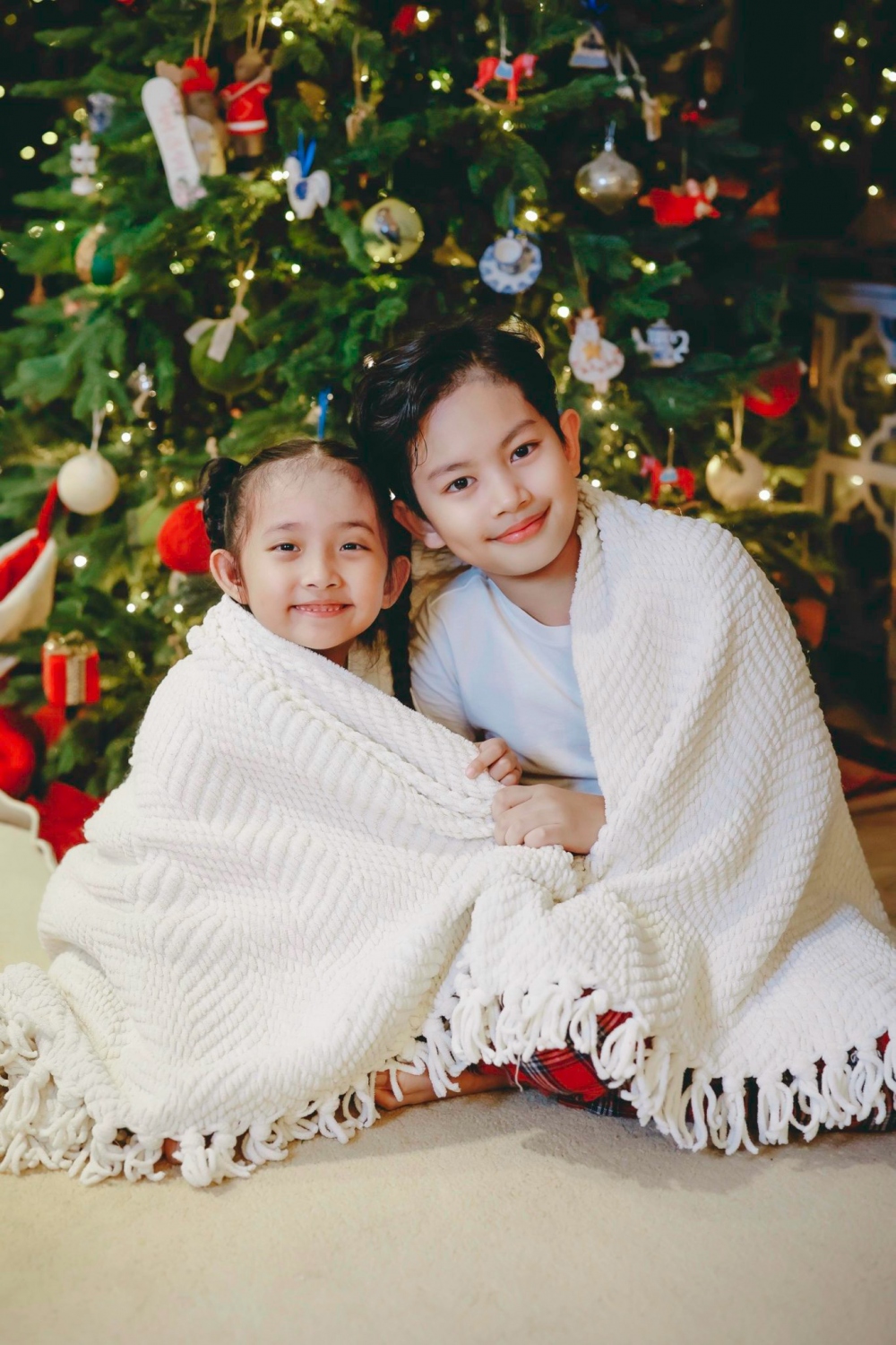 Anh thường hay trêu vợ rằng, trong nhà bây giờ có đến “4 em bé", đặc biệt “bé Thi" là người nhõng nhẽo nhất. Bản thân Khánh Thi, biết rõ mình bị trầm cảm sau sinh do nội tiết cơ thể thay đổi nên cô cố gắng suy nghĩ lạc quan để tự mình vượt qua giai đoạn “bất ổn". Hiện tại, khi Lisa đã 3 tháng tuổi, cô bắt đầu làm việc trở lại để hỗ trợ cho ông xã.