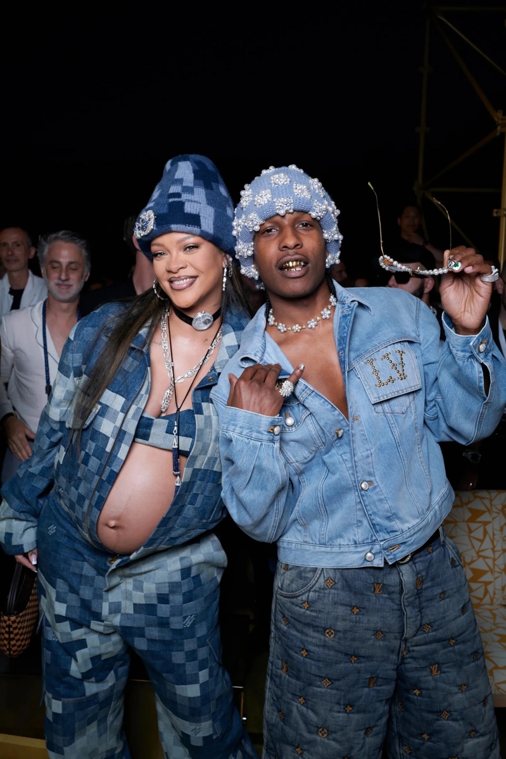 Từ chiếc mũ đính ngọc trai A$AP Rocky cho đến chiếc trâm cài mũ len của Rihanna, có rất nhiều thứ lấp lánh trong bức ảnh này. Nhưng hãy nhìn kỹ, bạn sẽ nhận thấy chiếc vòng cổ quanh cổ Rih thực ra không phải là một chiếc vòng cổ mà là một chiếc đồng hồ. Nó được đặt thiết kế riêng bởi thợ kim hoàn Jacob &amp; Co.