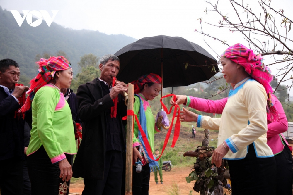By performing songs and playing the trumpet, the bridegroom’s family persuade the bride’s family to remove the red string and welcome them into the house.