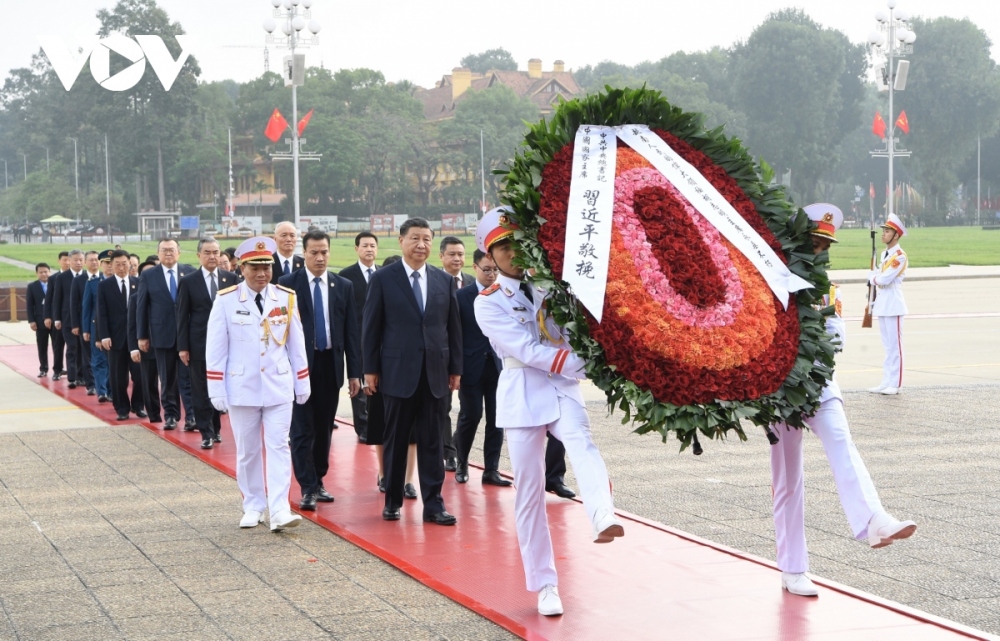 During the visit, Party General Secretary and President of China Xi Jinping and his delegation laid a wreath at President Ho Chi Minh’s Mausoleum in Hanoi.