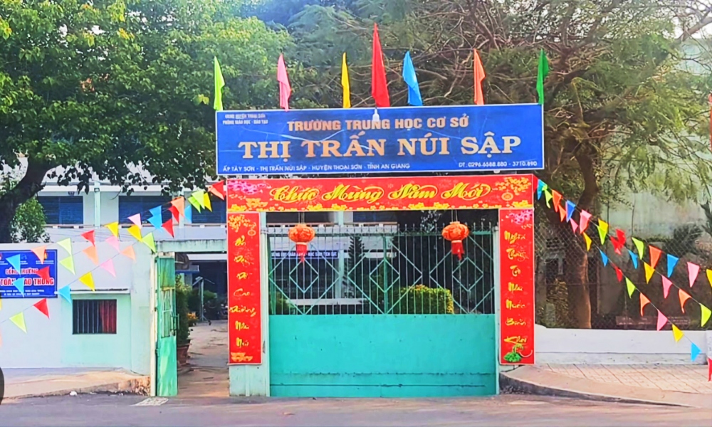 15 em học sinh lớp 7 Trường THCS thị trấn Núi Sập bị ngộ độc do ăn kẹo.