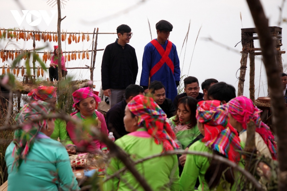 After the bridegroom’s family representative completes the ceremony, relatives of both families talk about the future life of the couple.