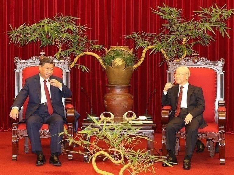 The top two Party leaders take part in a tea party, a long-standing traditional culture of both countries.