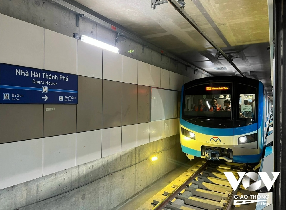 Trong khi đó tại HN, với những kết quả bước đầu khả quan của tàu điện Cát Linh, thành phố tiếp tục đề xuất thêm 3 tuyến đường sắt đô thị, trong đó có một tuyến thay buýt nhanh BRT 01. Vẫn còn nhiều ý kiến băn khoăn, bởi dù đường sắt đô thị phù hợp, nhưng nếu làm kiểu tắc ở đâu làm đường sắt ở đó, thì vẫn chỉ là chữa cháy và đi ngược mô hình TOD (mô hình phát triển đô thị lấy giao thông công cộng làm trung tâm).