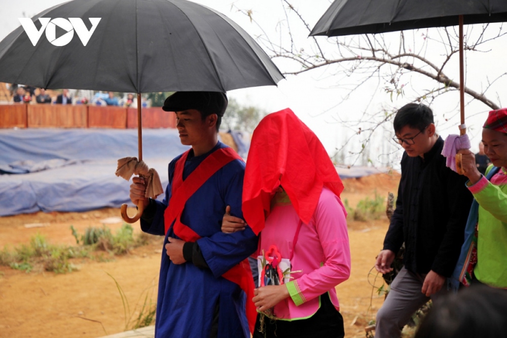 Along the way home, the bride is covered with a red scarf according to the traditional customs of the Giay ethnic people.