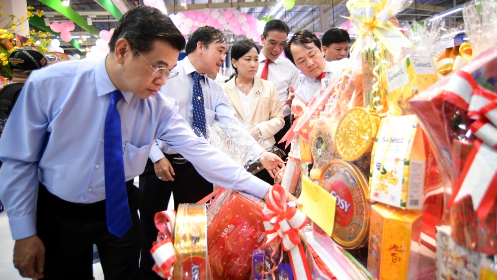 Các đại biểu tham quan các gian hàng trưng bày sản phẩm Tết