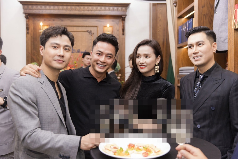 Xuất hiện tại một sự kiện ở Hà Nội, diễn viên Hồng Đăng tươi rói khi có dịp hội ngộ đồng nghiệp Thanh Sơn, Lã Thanh Huyền, Việt Anh...  Hồng Đăng diện trang phục đen giản dị, trẻ trung.( Nguồn: VietNamNet)