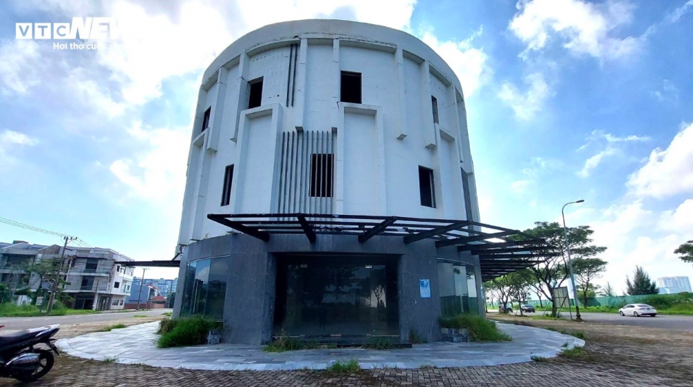 Thị trường nhà phố thương mại - shophouse tại Đà Nẵng từng một thời sốt hầm hập, thu hút nhiều nhà đầu tư đổ hàng chục, thậm chí cả 100 tỷ đồng với hy vọng "đẻ trứng vàng" hiện rớt giá thê thảm. Khắp Đà Nẵng, tại những vị trí "đất vàng", cả nghìn căn shophouse mọc lên nhưng hiện bỏ không lâu ngày, trở thành những "căn nhà ma", hoang phế.