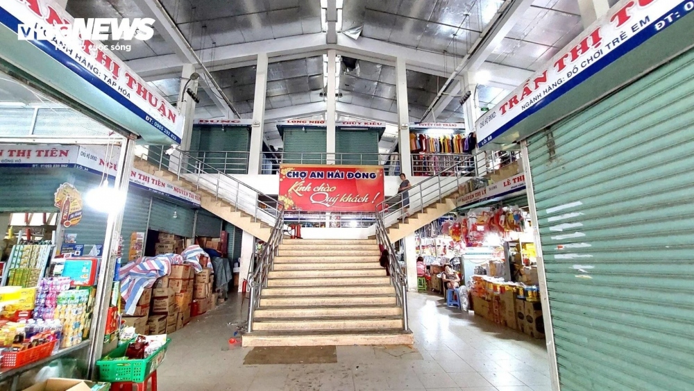 Kinh tế khó khăn, sức mua giảm mạnh khiến tiểu thương các chợ truyền thống tại Đà Nẵng rơi vào cảnh buôn bán ế ẩm nhiều tháng nay. Ghi nhận của PV VTC News trong ngày 17/12, tại các chợ như Bắc Mỹ An, Non Nước (quận Ngũ Hành Sơn), chợ An Hải Đông (quận Sơn Trà) và một số chợ tại Thanh Khê, Liên Chiểu, các quầy hàng quần áo, giày dép, mỹ phẩm... gần như không có khách.