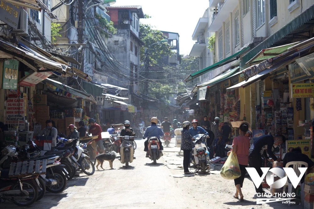 Hà Nội 36 phố phường, có lẽ cũng là để nói rằng, nơi đây là nơi tụ họp của việc buôn bán... Ở bất cứ đường phố nào cũng luôn thấy cảnh tấp nập kẻ mua người bán từ sáng sớm tới đêm muộn