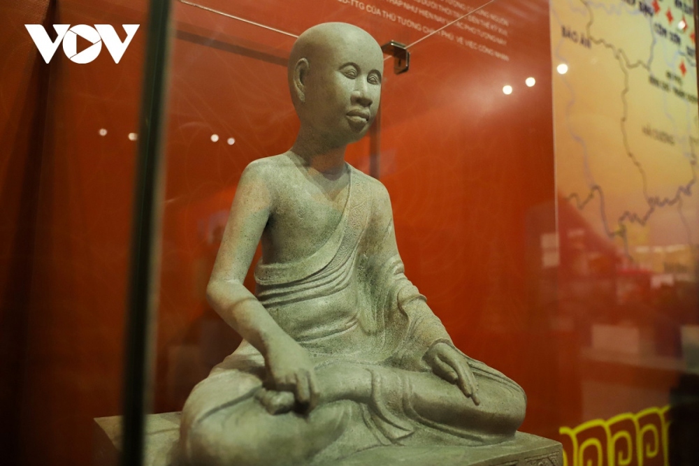 The statue of Buddha Emperor Tran Nhan Tong is the 1:1 scaled replica of the original statue, currently located at the Hue Quang tower of Hoa Yen pagoda, Yen Tu relic complex in Quang Ninh. The statue portrays the wise king (1258-1308) who ‘took off his royal robe and put on his Buddhist robe’, founded the Truc Lam Yen Tu Zen sect and transformed into Buddha.