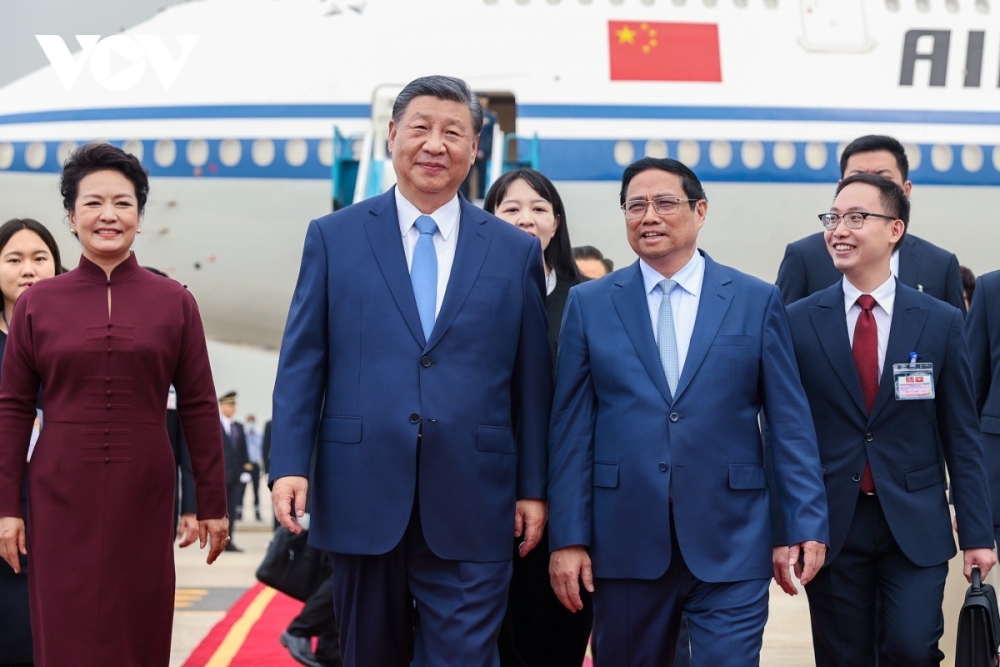This is the third time that General Secretary and President of China Xi Jinping has visited Vietnam as head of the Party and State of China. In the photo, Vietnamese Prime Minister Pham Minh Chinh welcomes the Chinese distinguished guests at the airport.