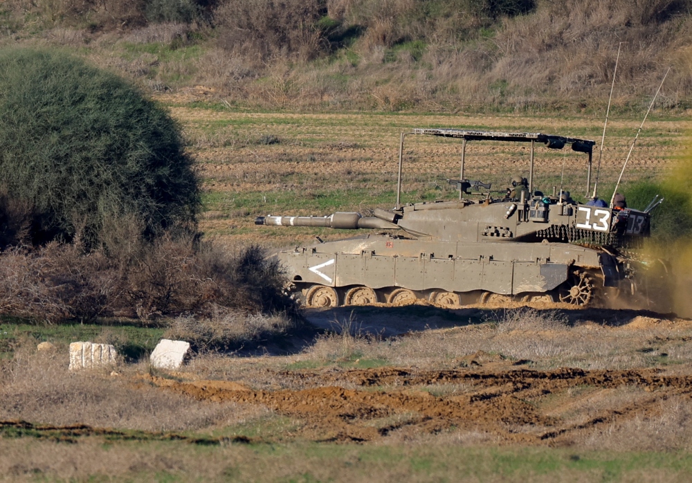 Xe tăng của Israel hoạt động gần Gaza. Ảnh: Reuters