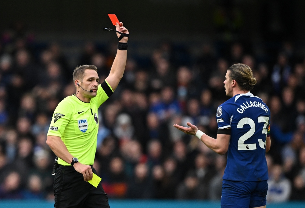Đội trưởng của Chelsea lĩnh thẻ đỏ. (Ảnh: Reuters)