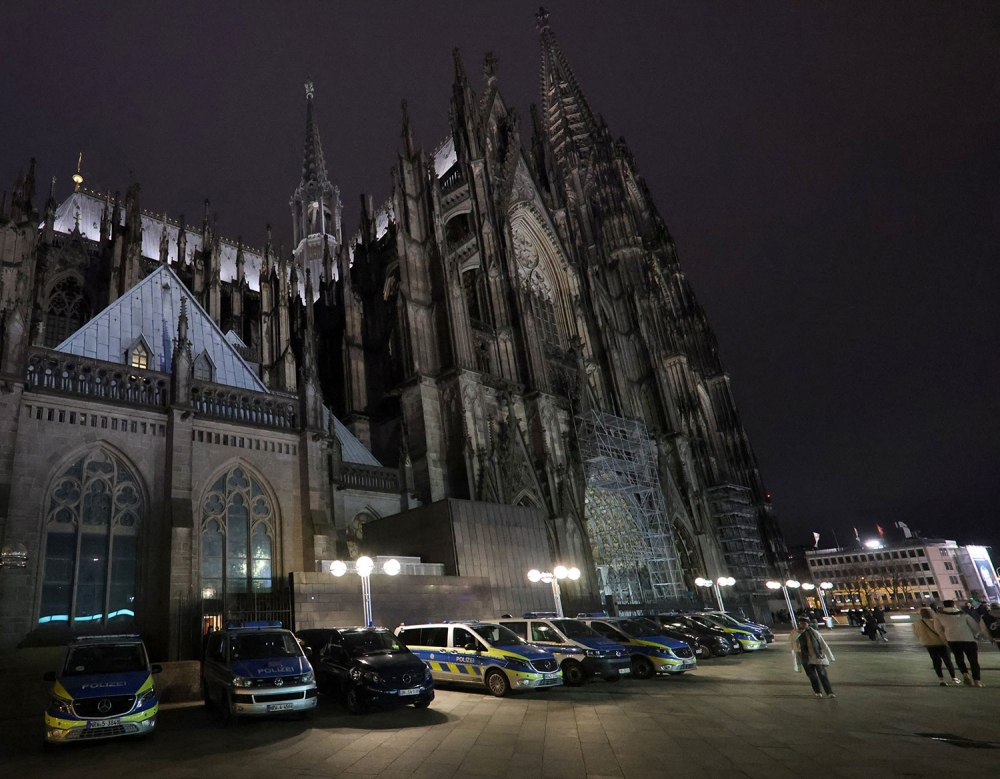 Cảnh sát Đức bên ngoài nhà thờ Cologne (Ảnh: Reuters)