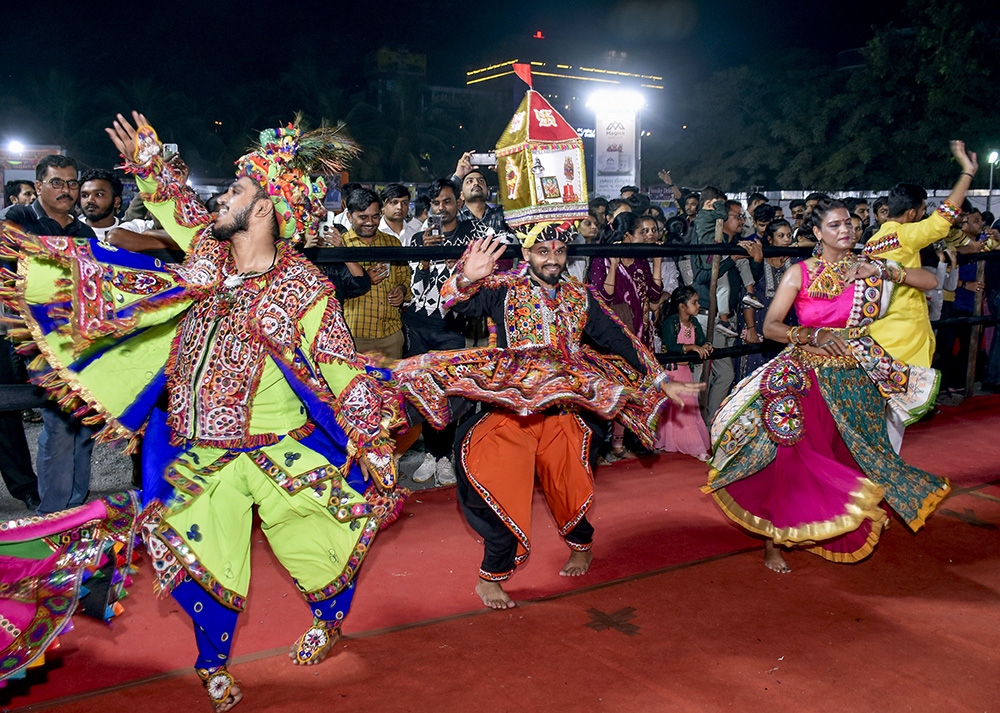 Các vũ công biểu diễn điệu nhảy Garba trong dịp lễ hội Navratri tại thành phố Surat, bang Gujarat, Ấn Độ (ANI)