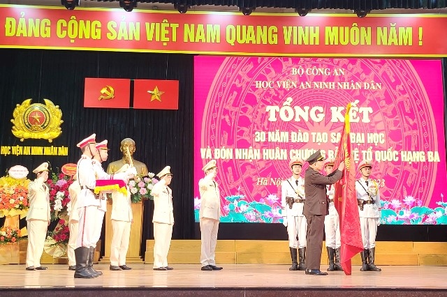Bộ trưởng Tô Lâm gắn Huân chương bảo vệ Tổ quốc hạng Ba lên lá cờ truyền thống của Học viện ANND