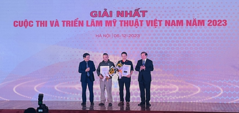 Ban Tổ chức trao Giải Nhất cho các tác giả.