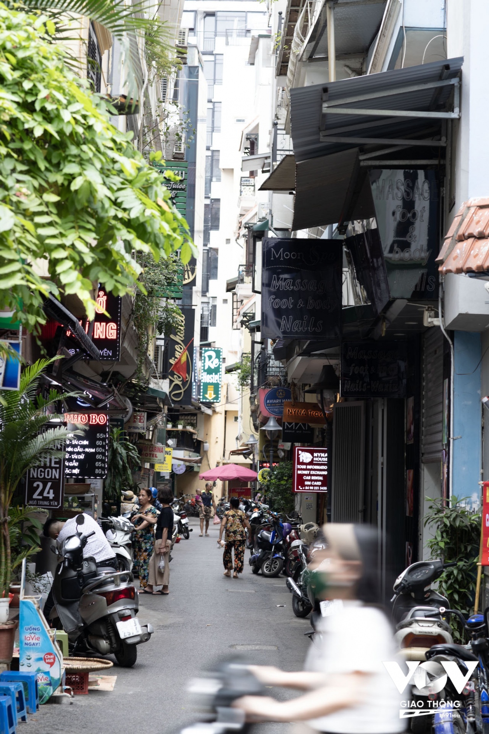 Những con ngõ nhỏ cũng tấp nập hàng quán