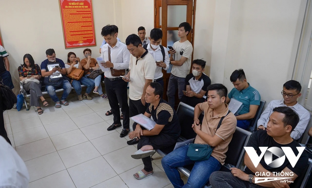 6. HƠN 40 TRIỆU NGƯỜI ĐÃ ĐỊNH DANH ĐIỆN TỬ MỨC 2, VẪN PHẢI MANG ĐỦ LOẠI GIẤY TỜ
Bộ Công an thông tin, đến tháng 9 năm nay đã cấp hơn 83,7 triệu căn cước công dân gắn chip, kích hoạt gần 41 triệu tài khoản định danh điện tử.
