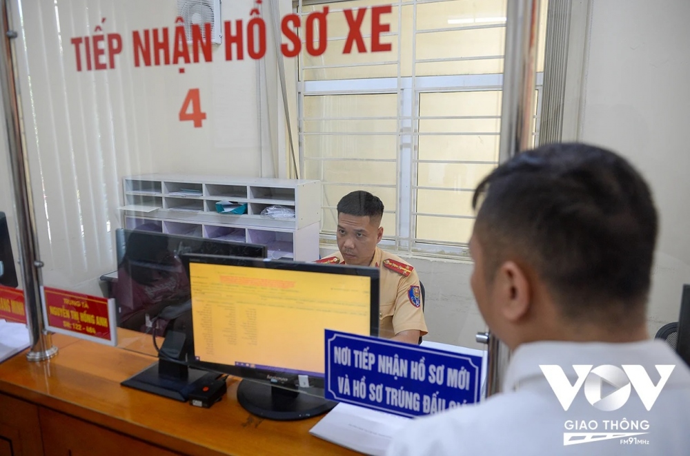 Tuy vậy do công tác chuẩn bị, phổ biến, máy móc kỹ thuật và các hướng dẫn chưa hoàn chỉnh, nên nhiều người vẫn phải đem theo giấy tờ cá nhân khi làm thủ tục. Các giấy tờ xe cũng chưa thể tích hợp vào tài khoản định danh, nên vẫn phải mang theo.