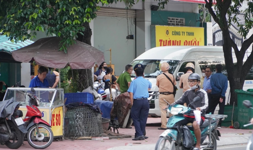 7. THÀNH BƯỞI VÀ NHỮNG KHOẢNG TRỐNG TRONG GIÁM SÁT XE KINH DOANH VẬN TẢI
Từ các vụ tai nạn liên quan đến nhà xe Thành Bưởi, cơ quan chức năng đã cuộc phân tích dữ liệu và tổng điều tra. Kết quả cho thấy, có DN vận tải vi phạm đến 6.000 lần/tháng, nhưng việc xử pý vi phạm chưa hiệu quả, nhiều trường hợp vừa mới bị thu hồi phù hiệu đã được cấp lại, khiến DN và lái xe “nhờn luật”. Ảnh: Lực lượng chức năng kiểm tra điểm đón trả khách của Thành Bưởi trên đường Điện Biên Phủ hồi tháng 10/2023