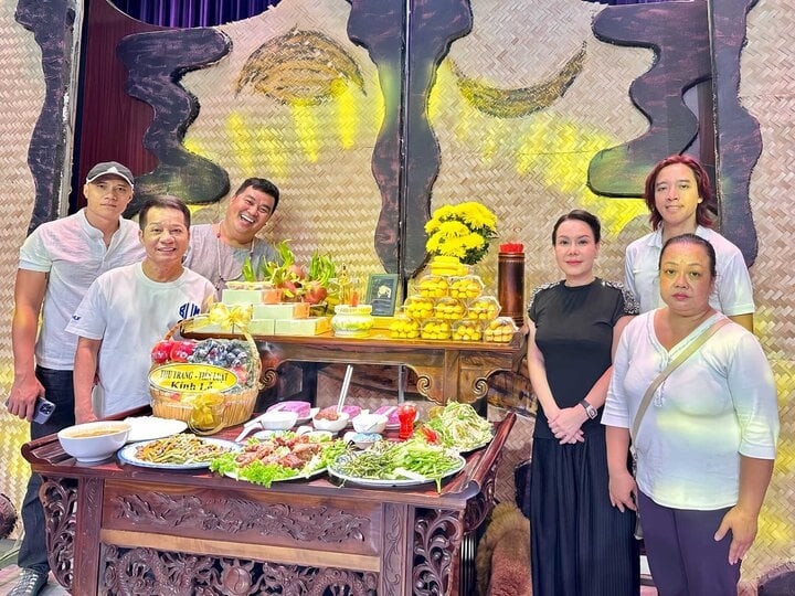 Tròn 3 năm cố nghệ sĩ Chí Tài qua đời, nhiều khán giả cùng bạn bè đồng nghiệp lại chia sẻ những hình ảnh, câu chuyện và ký ức đẹp về anh. Trên trang cá nhân, nghệ sĩ Việt Hương chia sẻ loạt ảnh cùng ông xã và các đồng nghiệp tưởng nhớ anh. Nữ nghệ sĩ viết: "Nay giỗ 3 năm làm lớn một chút tại sân khấu để anh gặp các anh em. Vẫn cơm canh như anh thích nè. Cám ơn khán giả của anh và anh em nghệ sĩ đã gởi lời thắp nhang". Năm nay Việt Hương làm giỗ cho đàn anh tại sân khấu kịch Trương Hùng Minh - sân khấu do cô và nghệ sĩ Minh Nhí đầu tư. Cô muốn những đồng nghiệp có một nơi để tới thắp nhang tưởng nhớ người anh thân thiết. (Nguồn: VTC News)