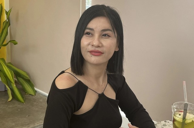 Cát Phượng chia sẻ: "Tụ điểm nào cũng kêu diễn, mà tôi từ chối thì không được. Có lúc muốn nghỉ, tôi phải xin trước 10 ngày mới được. Thu nhập lúc đó cũng rất nhiều, riêng tôi đi diễn 3 đêm là mua được căn nhà. Nhưng tôi không mua. Diễn xong thấy nhiều hoàn cảnh khó khăn là tôi lấy tiền cho". 
Cát Phượng kể có lần cô tự thấy buồn cho mình vì "ngày xưa đi diễn như vậy nếu biết chắt chiu thì bây giờ có 10 căn nhà là chuyện nhỏ". “Bây giờ tôi cần tiền kinh doanh nhưng cũng không có nhà để bán". Nguồn: Thanh niên