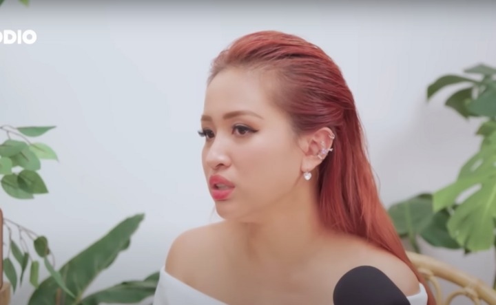 Trong một talkshow, Vân Hugo đã có những trải lòng về quyết định huỷ hôn với bạn trai dù cả hai đang rất hạnh phúc, hợp nhau về mọi mặt. Nữ MC tiết lộ lý do để cô dừng lại vì người này không có ý định chăm sóc con trai của cô: "Trước mối quan hệ bây giờ, tôi có mối tình hơn một năm rưỡi. Khi hai người ở bên cạnh nhau rất hạnh phúc. Ở cạnh họ, tôi thấy cuộc đời rất đẹp, chỉ có tình yêu. Bạn ấy cầu hôn tôi, xác định có đám cưới rồi. Nhưng ngay trước thời điểm đám cưới, bạn ấy có nói rằng không muốn cho bé nhà tôi vào Nam cùng, để ông bà ngoại nuôi. Còn tôi vào trong Nam trước một thời gian, khi bạn ấy sẵn sàng sẽ đón con vào sau.Người ta đang đặt con của mình xuống vị trí rất xa mà bình thường luôn tỏ ra rất tốt, yêu thương hai mẹ con", Vân Hugo tâm sự. (Theo: VTC News)
