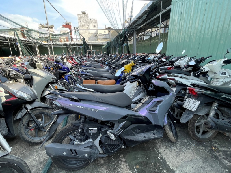 Cơ quan Công an đã khám xét khẩn cấp 3 kho bãi chứa xe trên địa bàn quận 8 và huyện Bình Chánh, thu giữ 192 xe mô tô các loại và 1 xe đạp điện của tiệm cầm đồ Nhuận Phát...Ảnh: Công an nhân dân