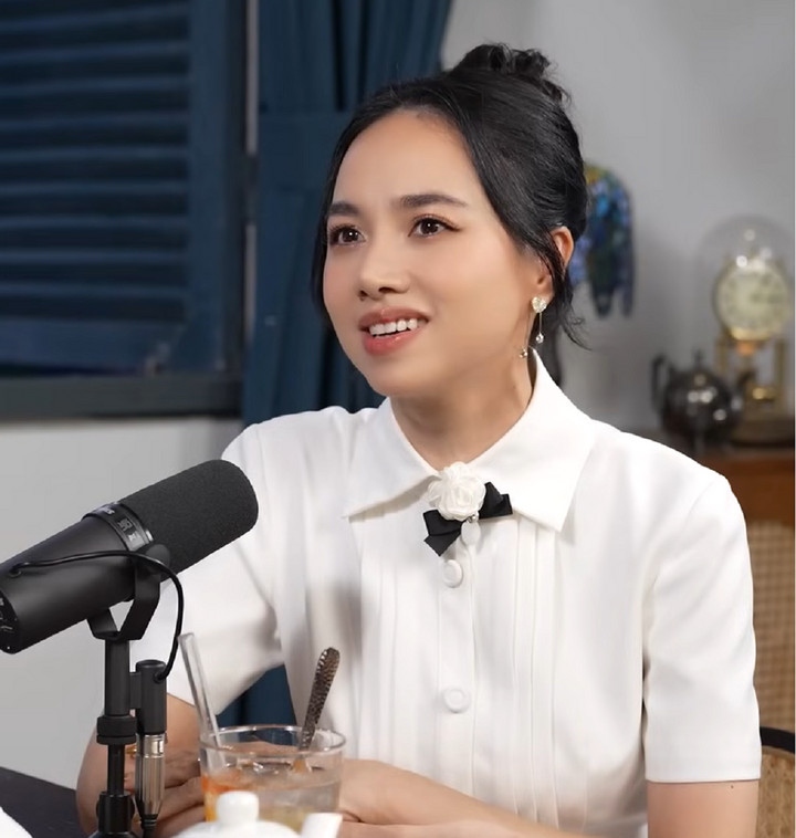 Đinh Ngọc Diệp rất trân trọng khi ông xã vẫn hỗ trợ để cô được theo đuổi sự nghiệp: "Có rất nhiều người bạn của tôi khi lấy chồng phải bỏ hết hào quang phía sau lưng. Còn tôi vẫn được làm phim với anh, vẫn được sống trên phim trường. Điều đó khiến tôi nghĩ mình phải tu mấy kiếp mới được ân huệ này".
Là diễn viên có tiếng, giờ đây lại có cuộc hôn nhân hạnh phúc viên mãn nhưng Đinh Ngọc Diệp khẳng định sự nghiệp lớn nhất của cô là gia đình. (Nguồn: VTC News)
