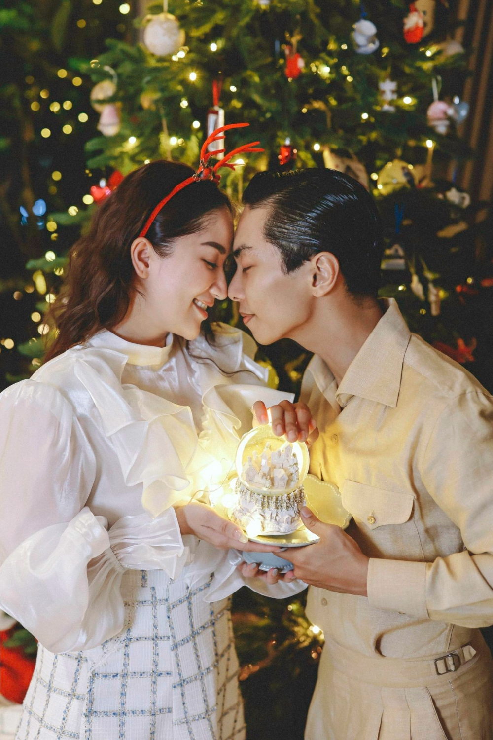Cả hai đều không nghĩ rằng, một năm trôi qua nhanh như vậy bởi từ sau đám cưới, Khánh Thi mang bầu và cặp đôi tất bật cho việc đón con gái chào đời.