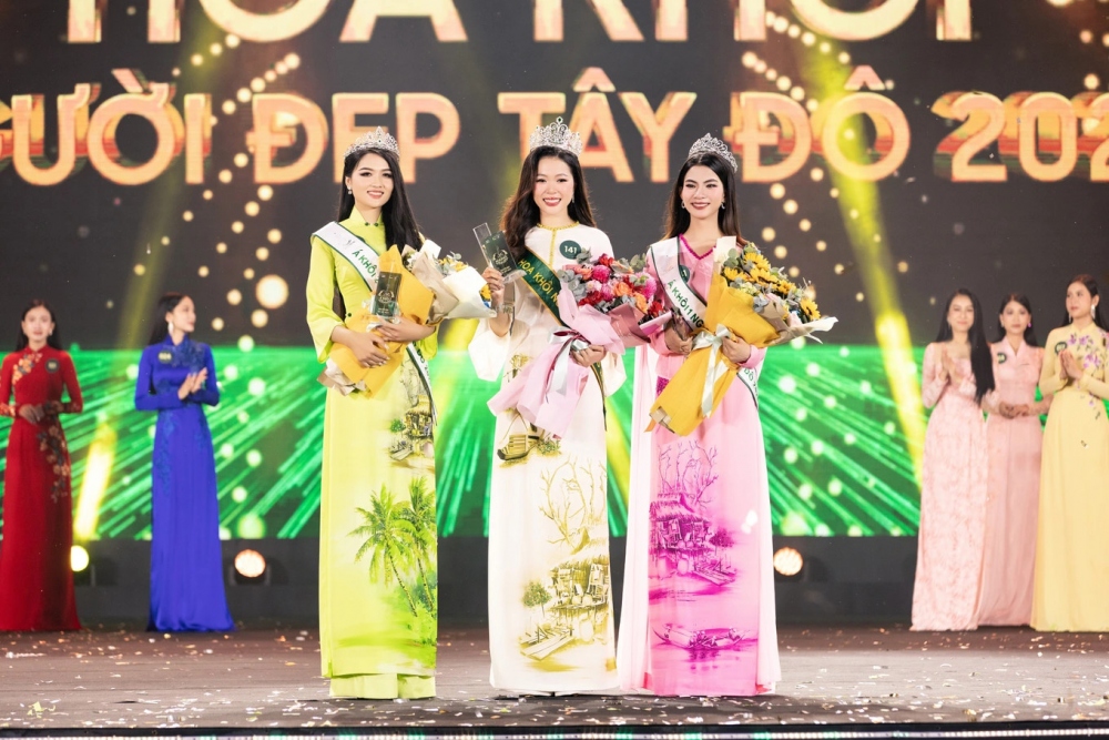Tối 23/12, đêm chung kết cuộc thi Người đẹp Tây Đô diễn ra tại Công viên Sông Hậu (TP Cần Thơ). Kết quả, Nguyễn Ngọc Kiều Duy đã vượt qua 25 thí sinh để đăng quang ngôi vị cao nhất.
Nguyễn Ngọc Kiều Duy (SBD 141) sinh năm 2003, cao 1,67cm, sở hữu số đo 3 vòng 88-63-90cm. Từ đầu cuộc thi, Nguyễn Ngọc Kiều Duy đã là một trong những thí sinh được đánh giá nổi bật khi sở hữu hình thể thu hút, gương mặt rạng rỡ, ăn nói lưu loát và khả năng ngoại ngữ ấn tượng. Với chiến thắng này, Kiều Duy trở thành chủ nhân của chiếc vương miện mang tên "Nét đẹp Tây Đô" và nhận được phần thưởng 200 triệu đồng. (Nguồn: Dân trí)
